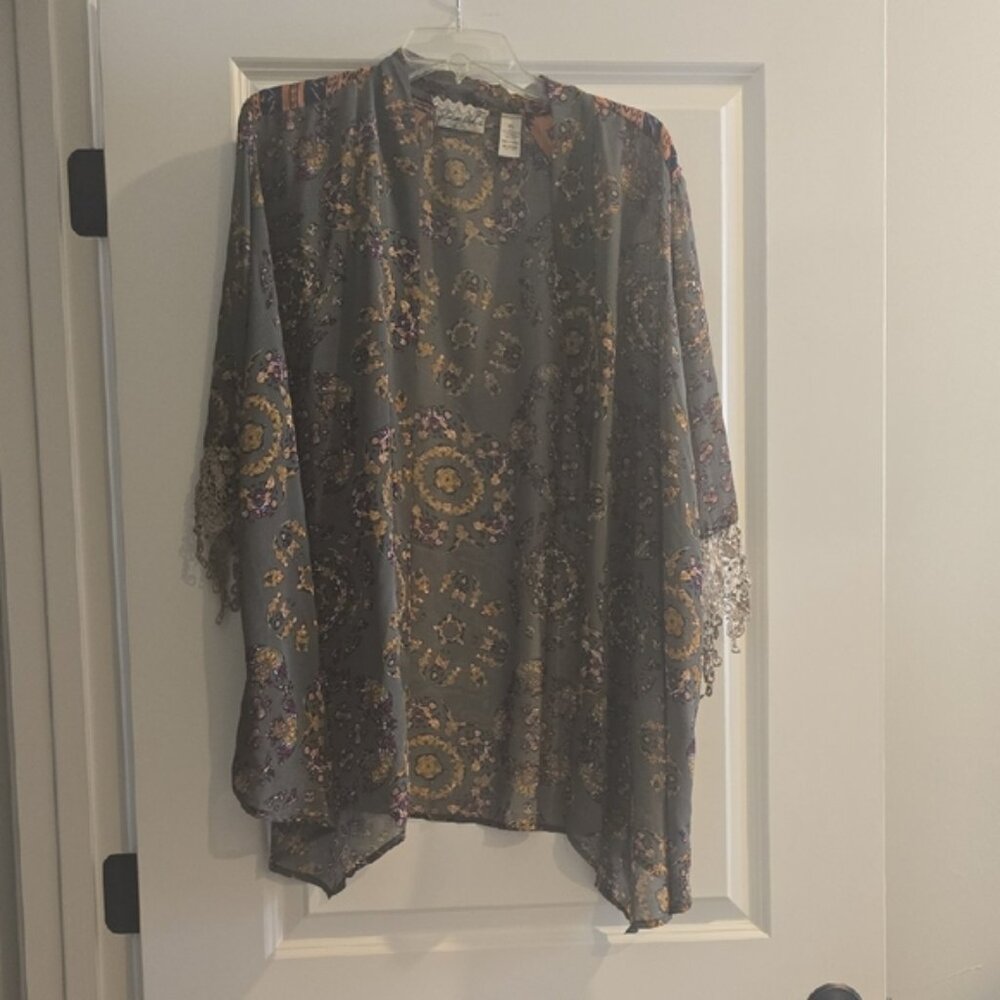 Gimmicks by BKE Gray Floral Kimono Top